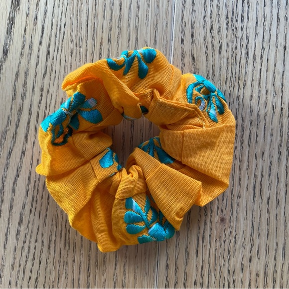 Scrunchie Embroidered - NEW - Picture 3 of 3